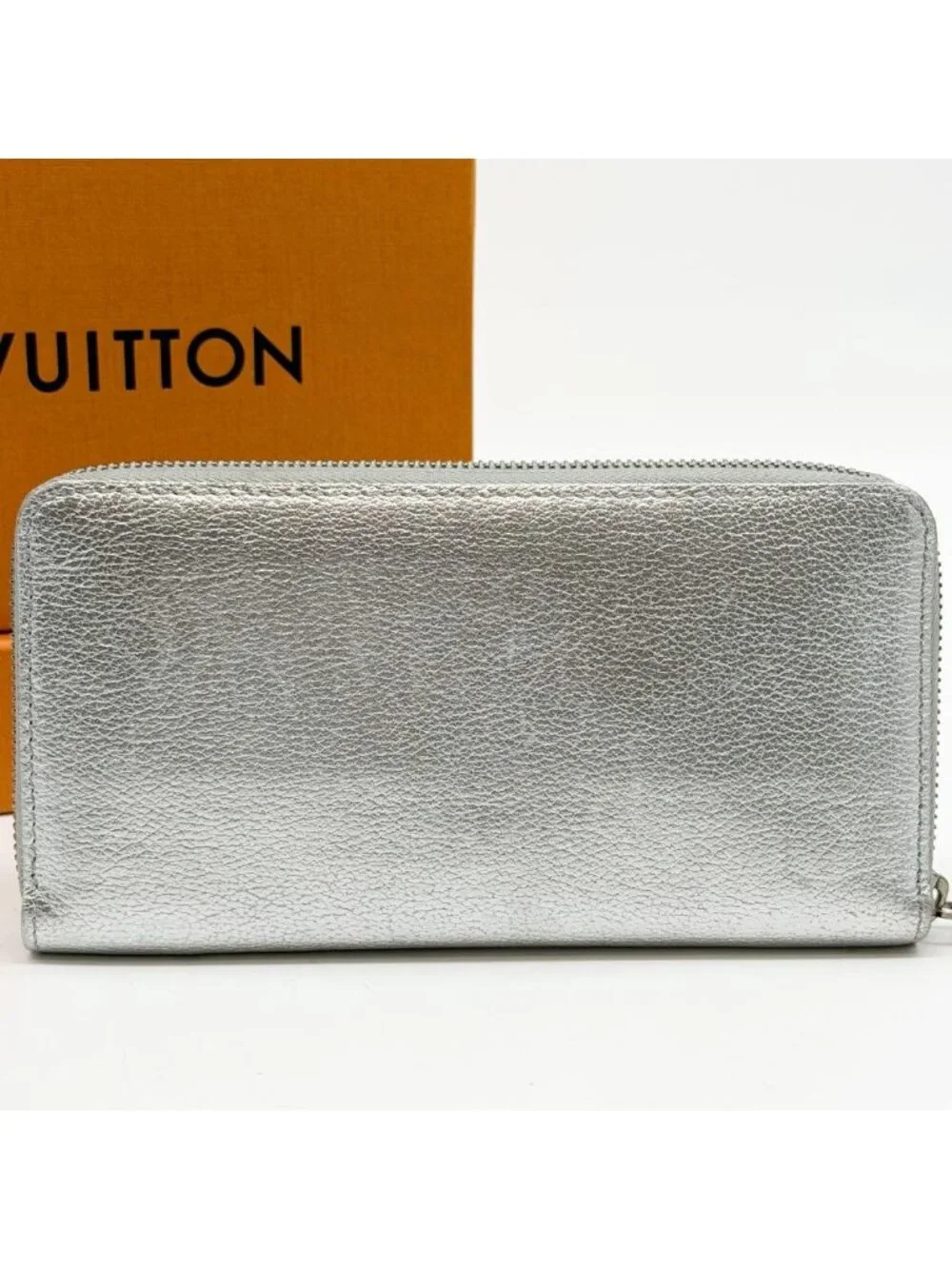 Louis Vuitton Limited Edition Zippy Wallet Suhali Silver Round